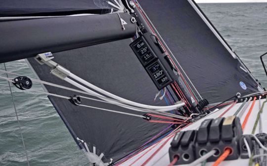 En tendant le hale-bas, la compression sur le vit-de-mulet va cintrer la partie basse du mât.