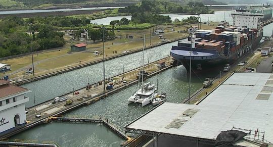 A l'écluse de Miraflores, Toulcoun à couple d'un catamaran