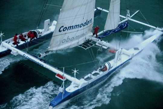 Le Commodore Explorer en 1993 avec le skipper Bruno Peyron