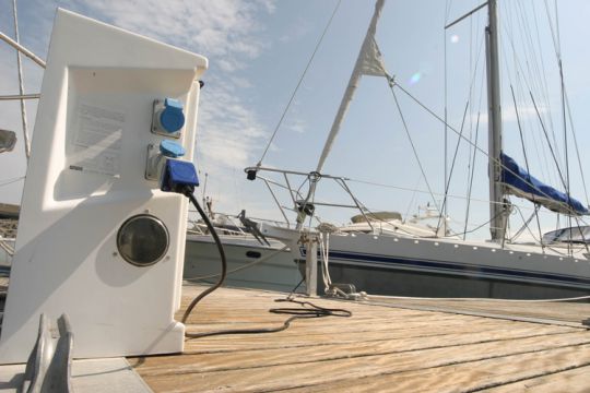 Moyens de charge en électricité sur un bateau