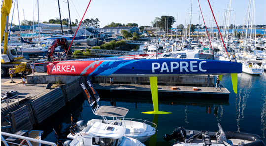 Mise à l'eau à Port-La-Foret de l'IMOCA Arkea-Paprec