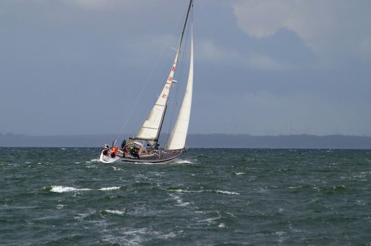 Voilier de croisière remontant au vent dans la brise.