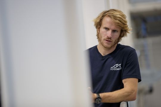 François Gabart dans son hangar de MerConcept @ Alexis Courcoux