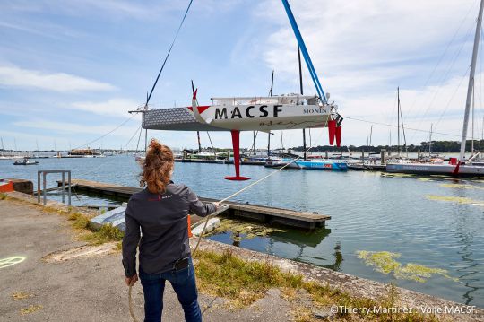 Mise à l'eau de l'IMOCA MACSF à Lorient ©Th.Martinez/Sea&Co