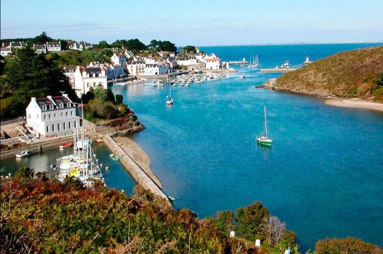 Le port de Sauzon, on échoue au fond du havre, mais on reste à flot sur les bouées à l'entrée.