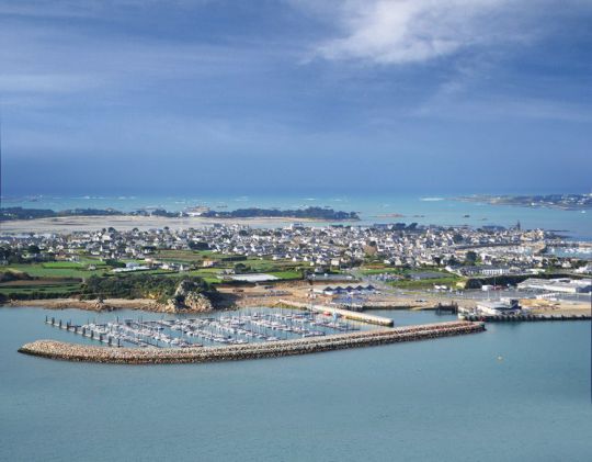 Port du Bloscon et l'ile de Batz en arrière-plan