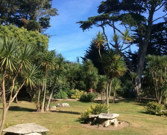 Le jardin et une partie de la Nécropole de l'âge de bronze