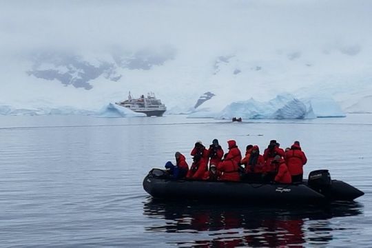 Les touriste d'un bateau à passagers tous équipés pour la descente à terre