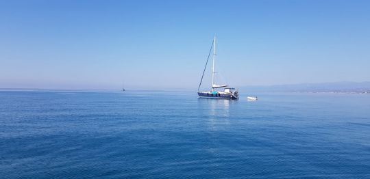 Accompagné de notre bateau ami