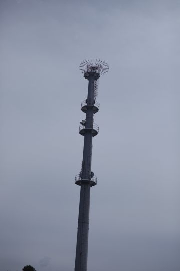 La tour de radiogoniométrie, notamment, du CROSS de Jobourg