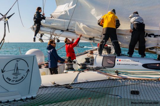 Retour au port , on range la grand-voile - © Pol Corvez