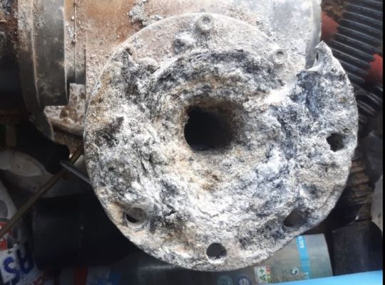 Moteur du guindeau abimé par la corrosion – ©ajitecrew