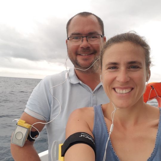 Photo 4 : Juliette et Hubert équipés de leurs oreillettes Ceecoach – Crédit photo @le_voyage_de_kumbaya