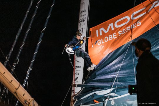 Intervention de Milena Schoenahl sur l'IMOCA de Fabrice Amedeo