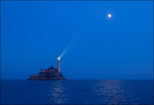 Le feu du rocher Fastnet, féérique de nuit