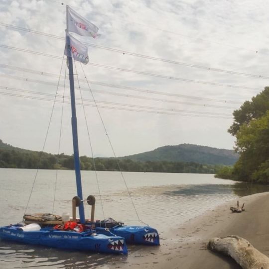 Le catamaran construit avec des poubelles