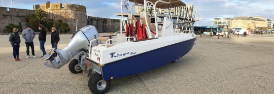 Le Tringaboat T650 sous les remparts de Saint-Malo