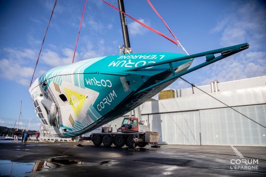 Retournement de l'IMOCA Corum l'Epargne