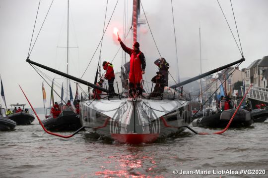 Arrivée du Vendée Globe 2020-2021 sur Charal 1 © Gauthier Lebec / Charal