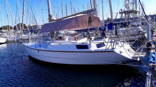 Le bateau après la mise à l'eau. Reste tout le pont à traiter