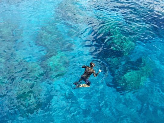 Pensez à la combinaison Néoprène dans des eaux fraiches