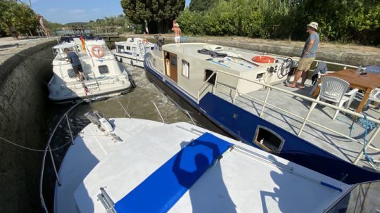 A quatre bateaux dans l'écluse !