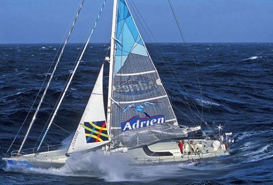 Le voilier Adrien en course au large