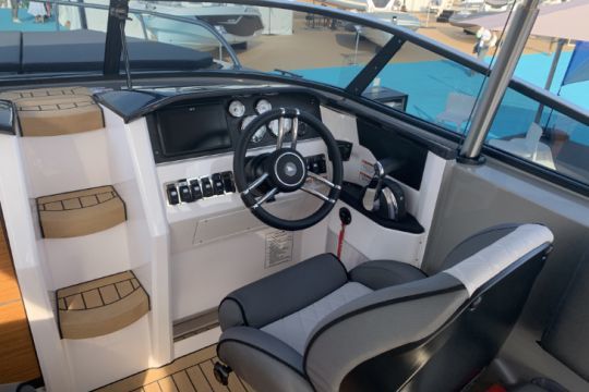 Le poste de pilotage de l'Alfastreet 25 Cabin Evo