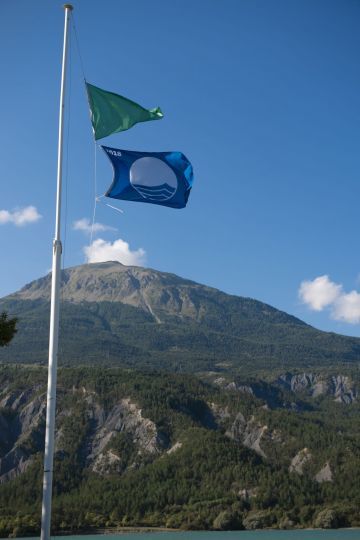 Le pavillon bleu, présent sur les 8 plages du lac de Serre-Ponçon (Photo Copyright Naturographe)