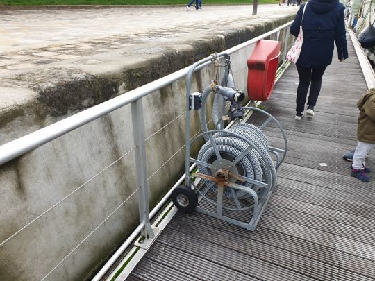 Les pontons du port de l'arsenal proposent les équipements nécessaires à vidanger les eaux salies