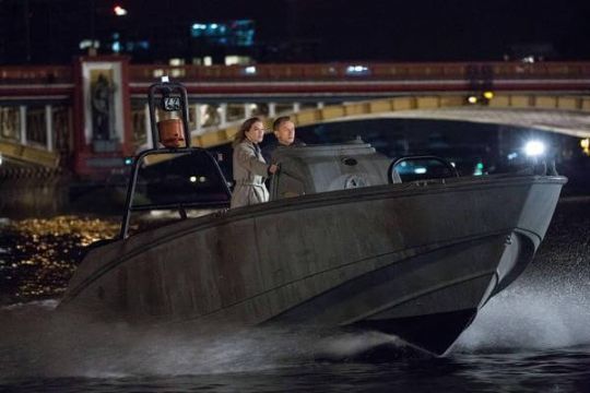 Daniel Craig et Lea Seydoux à bord d'un 240 Outrage