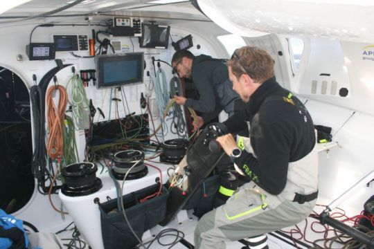 Les équipiers se chargent de hisser la grand-voile