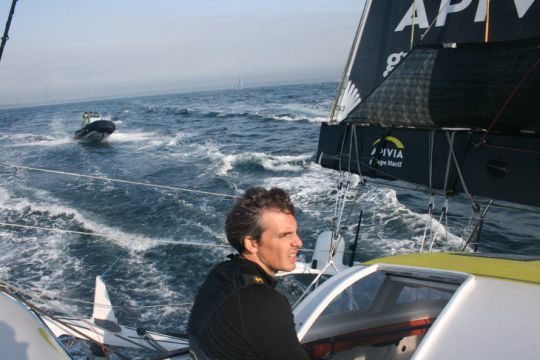 Les semi-rigides accompagnent les bateaux