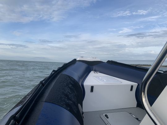 Plage avant avec nez tronqué