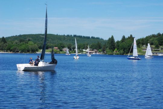 Seule la voile sportive est possible sur le lac de Vassivière (Photo : Janine Vergnenegre)