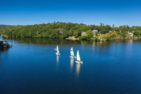 La pratique de la voile est peu développée sur le lac (Photo : M.RIVRIN)