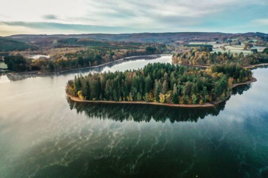 Les fameuses iles du lac des Settons (Photo : BFC Tourisme)