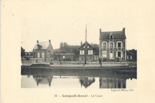 Le canal le long de la commune