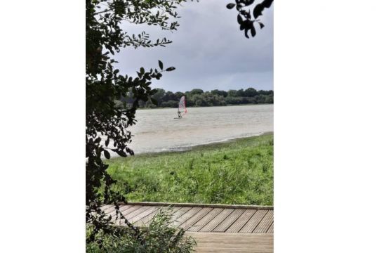 Deux bords traversent le plan d'eau, au plus grand plaisir des véliplanchistes