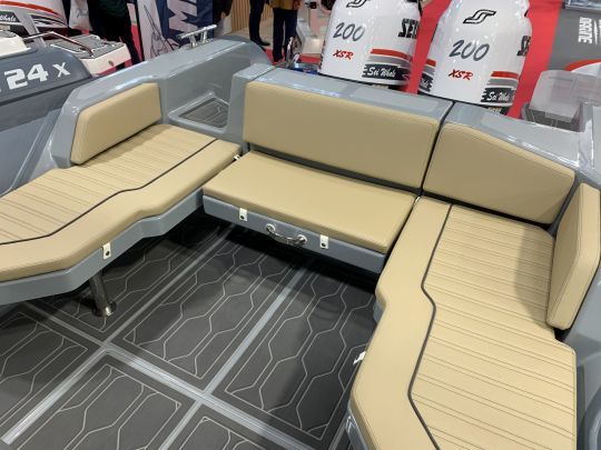 La banquette arrière avec rangement et accès latéral à tribord