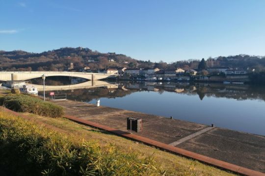 Le port de Penne/St Sylvestre avec l'église de Peyragude qui domine la vallée.