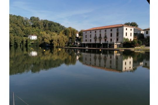 L'ancienne ecluse de Casseneuil a été transformée en ponton. Le bâtiment au dessus est une ancienne trifilerie qui fonctionnait autrefois grâce au courant de la rivière