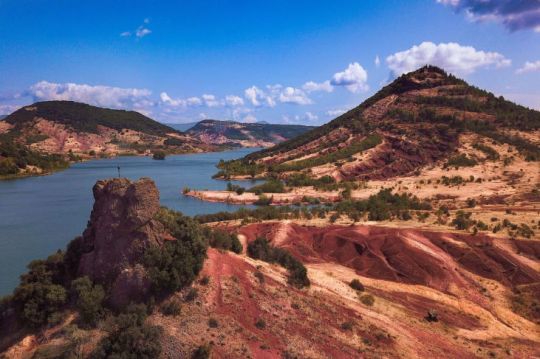 La couleur rouge de la terre alentour, témoin de la présence accrue d'oxyde de fer dans le sol