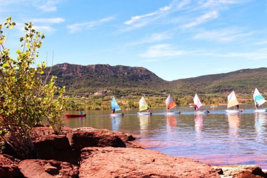 La pratique de la voile sur le lac du Salagou n'est pas si simple qu'il y parait !