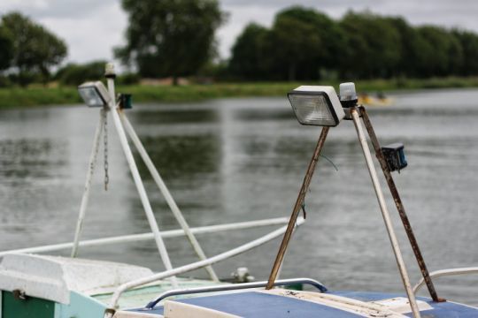 Sur les bateaux à moteur, les projecteurs de pont peuvete s'installer sur la top bar