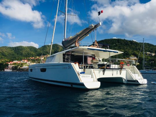 Les catamarans sont souvent loués avec skipper