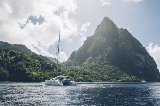 Catamaran au mouillage à Sainte-Lucie (DR : Max Coquard - BestJobers pour GlobeSailor)