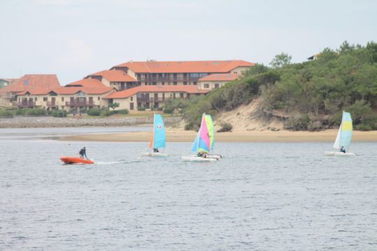 La voile sur le lac marin, sensations nautiques, sécurité lacustre