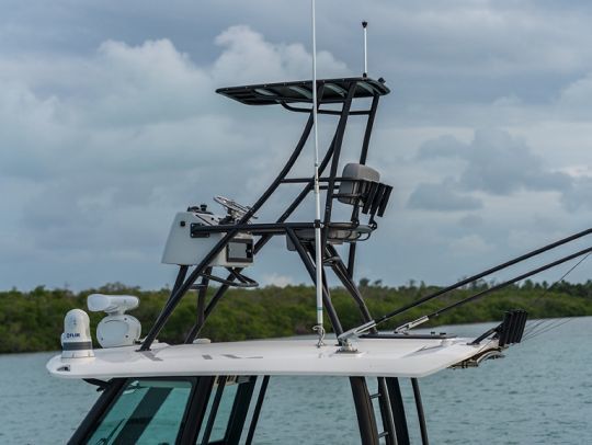 Un second poste de barre sur le roof pour la pêche