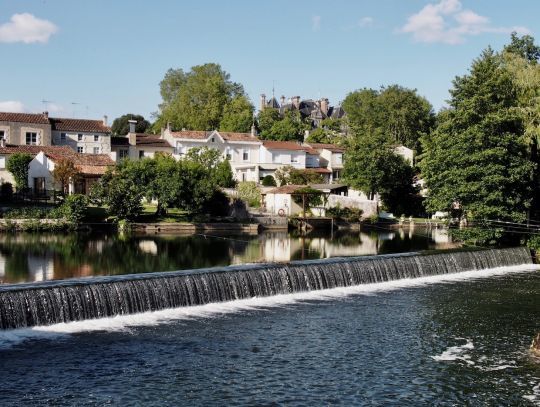 Le quartier des moulins à Jarnac, une carte postale fluviale !